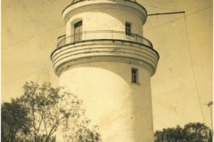 1930. aastatel peeti Narvatuletorni tipus asuva signaalmastiga laevadega sidet. Jaan Vali kogu.