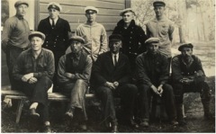 Ristna tuletorni meeskond ja remondimehed 1930. aastatel. Eesti Meremuuseumi kogu.