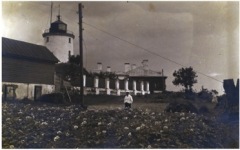 Suurupi ülemine tuletorn koos abihoonetega u 1930. Aivo Aia kogust.