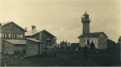 Viirelaiu tuletorn u 1924. Esiplaanil ülevaataja Gavril Grigorjev. Aivo Aia kogu.