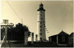 Vilsandi tuletorn, esiplaanil meteoroloogilised seadmed. 1940. Jaan Vali kogu.