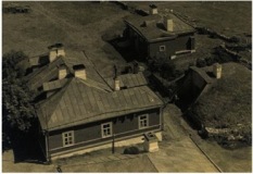 Vaade Vilsandi tuletornist ülevaataja elamule, keldrile ja saunale. Jaan Vali kogu.